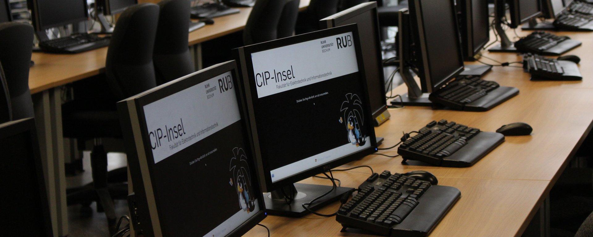 CIP-Insel Seminarraum mit Computern (© RUB/ETIT)