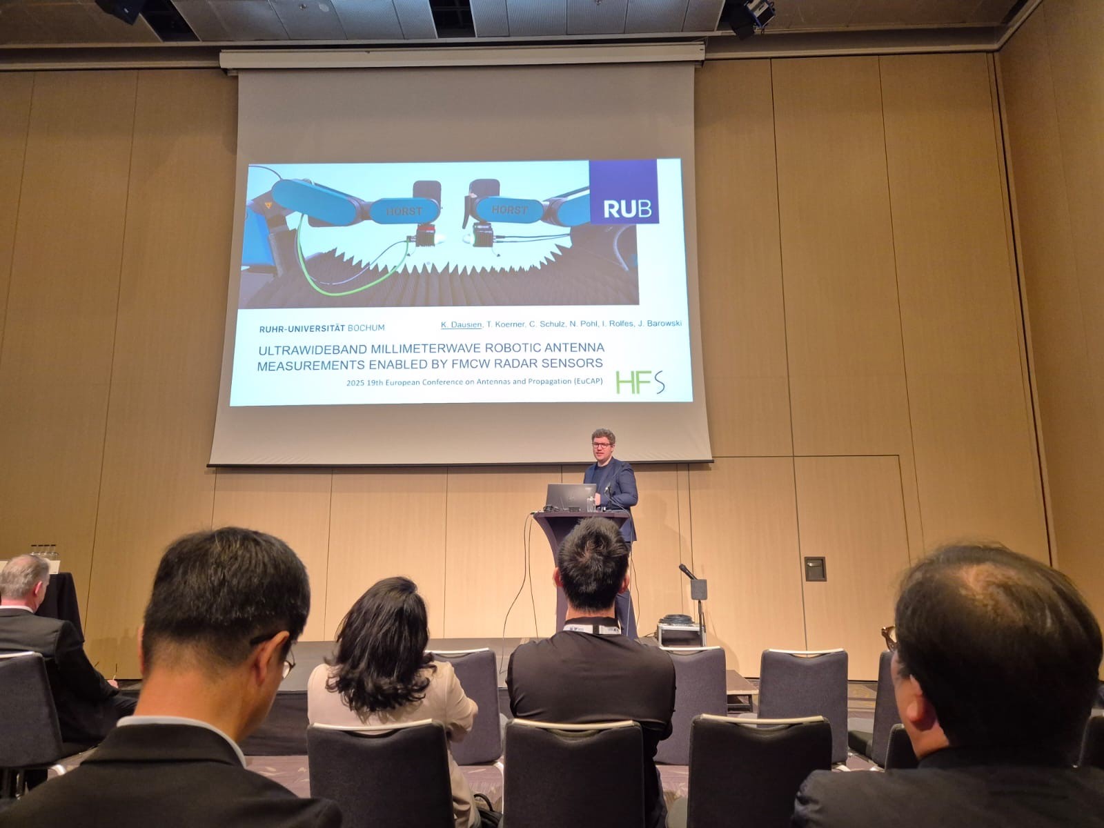 Auf dem Foto zu sehen ist Kristof Dausien, der die Ergebnisse vor dem Fachpublikum und Komitee der EuCap Konferenz in Stockholm präsentiert. (Foto: © RUB/Manuel Funk)